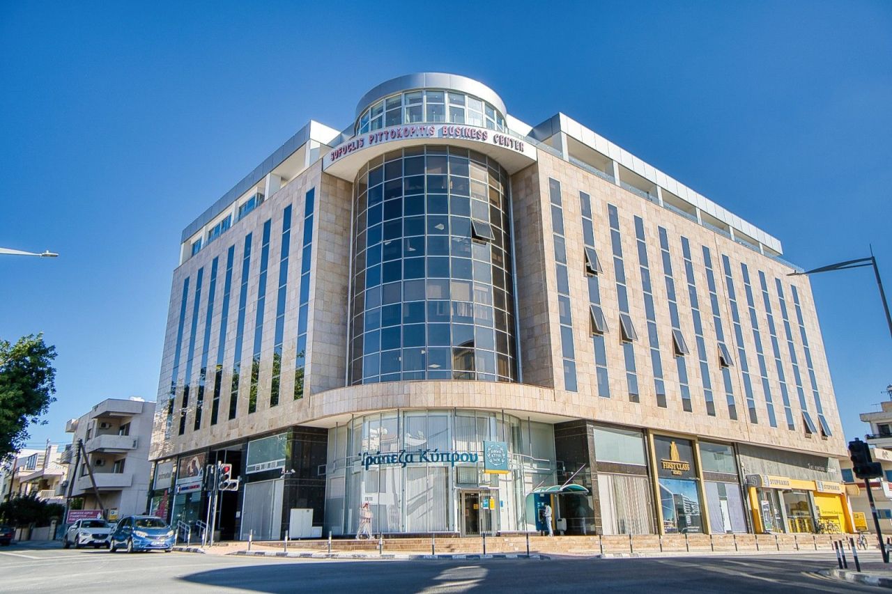 Oficina en Pafos, Chipre, 680 m² - imagen 1