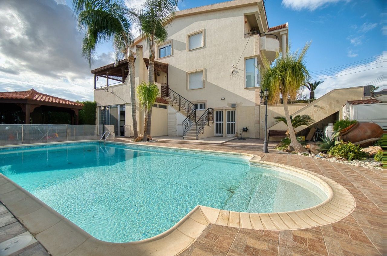 Villa in Limassol, Cyprus, 315 m² - picture 1
