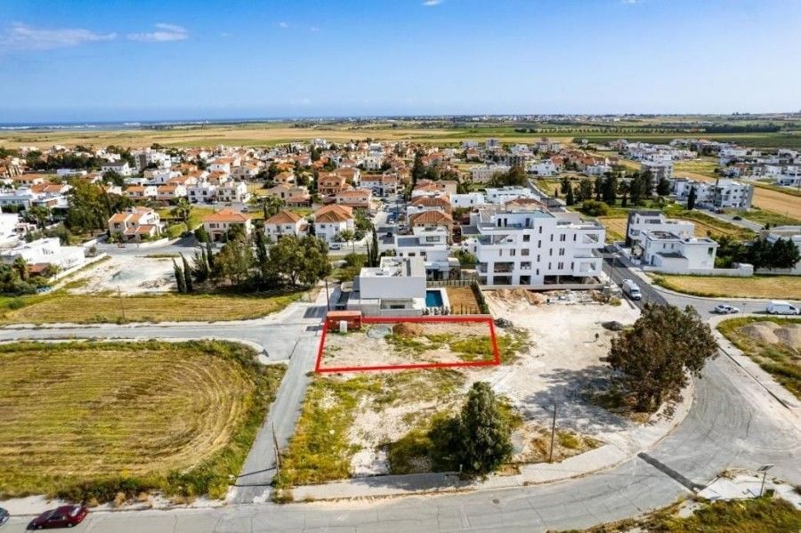 Grundstück in Larnaka, Zypern, 589 m² - Foto 1