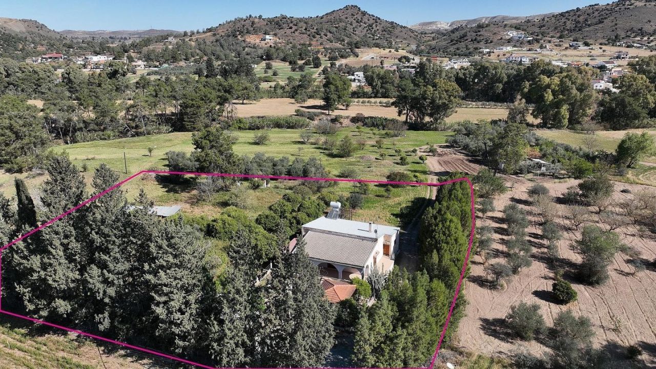 Terreno en Lárnaca, Chipre, 6 948 m² - imagen 1