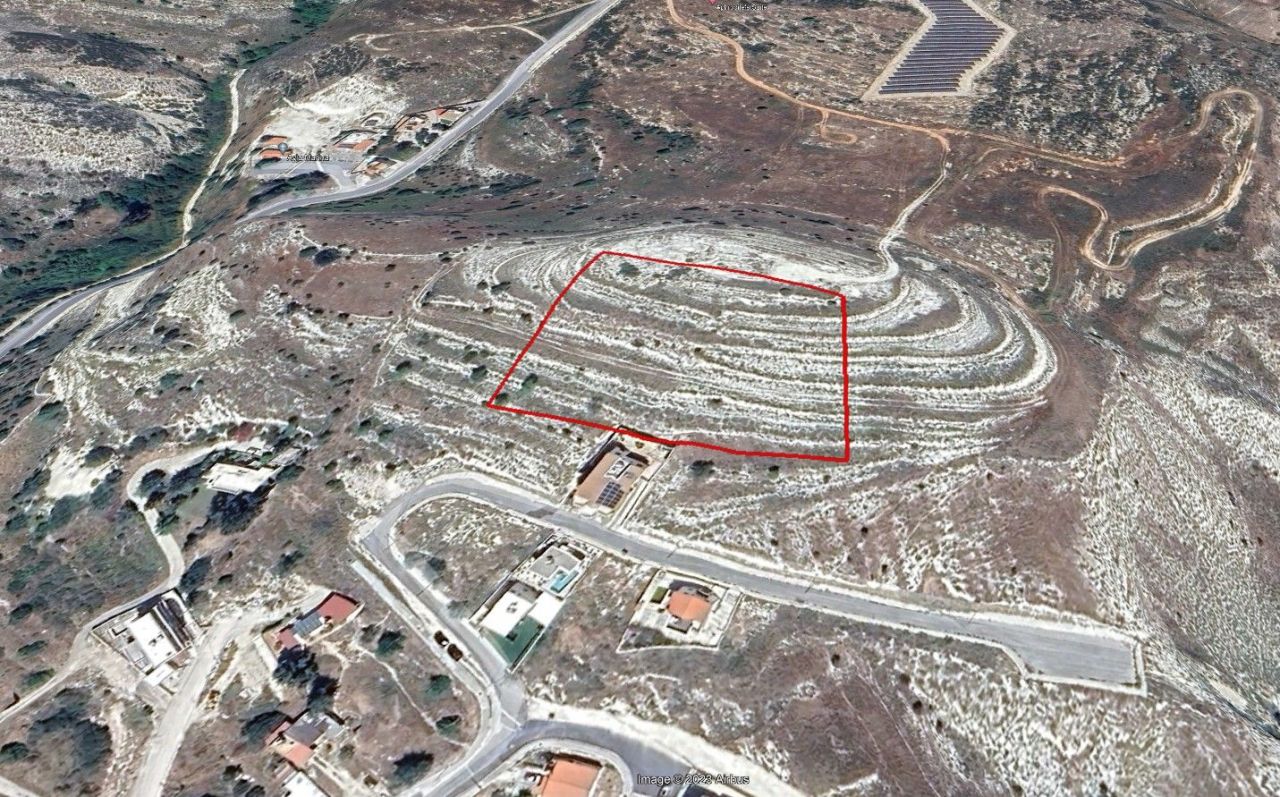 Grundstück in Paphos, Zypern, 7 350 m² - Foto 1