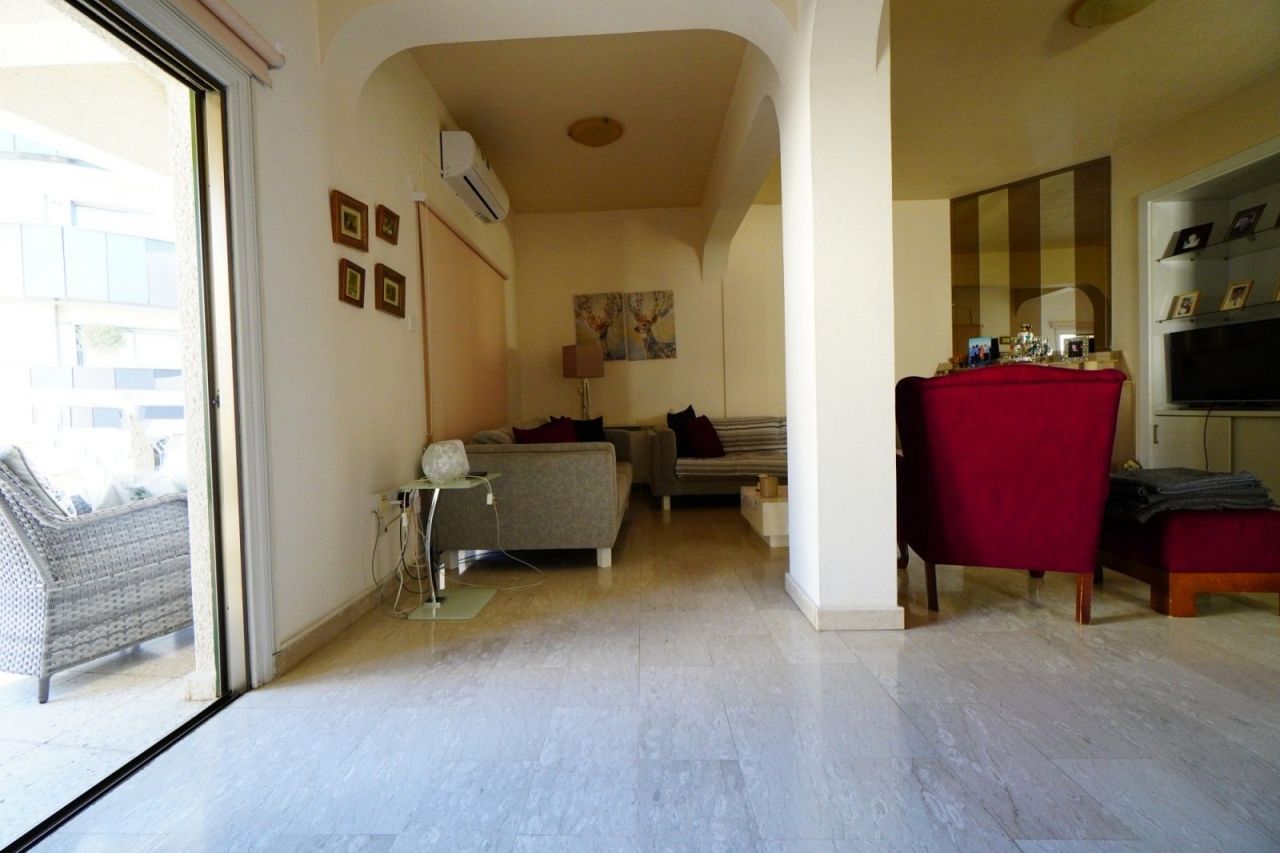 Propiedad comercial en Lárnaca, Chipre, 394 m² - imagen 2