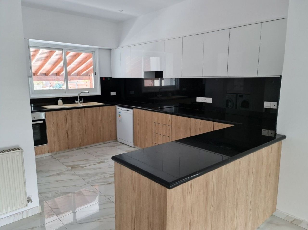 Townhouse in Larnaca, Cyprus, 350 m² - picture 2