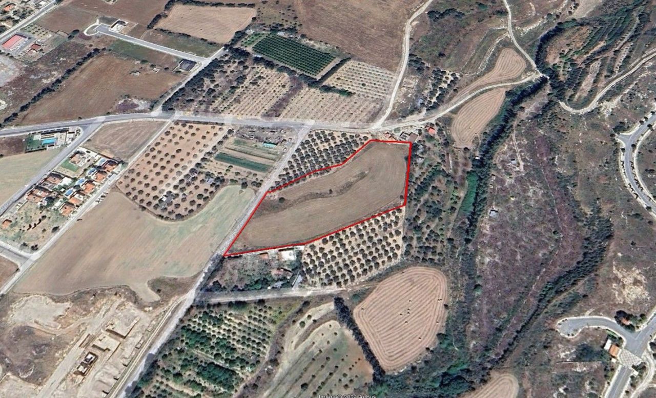 Land in Paphos, Cyprus, 10 633 m² - picture 2