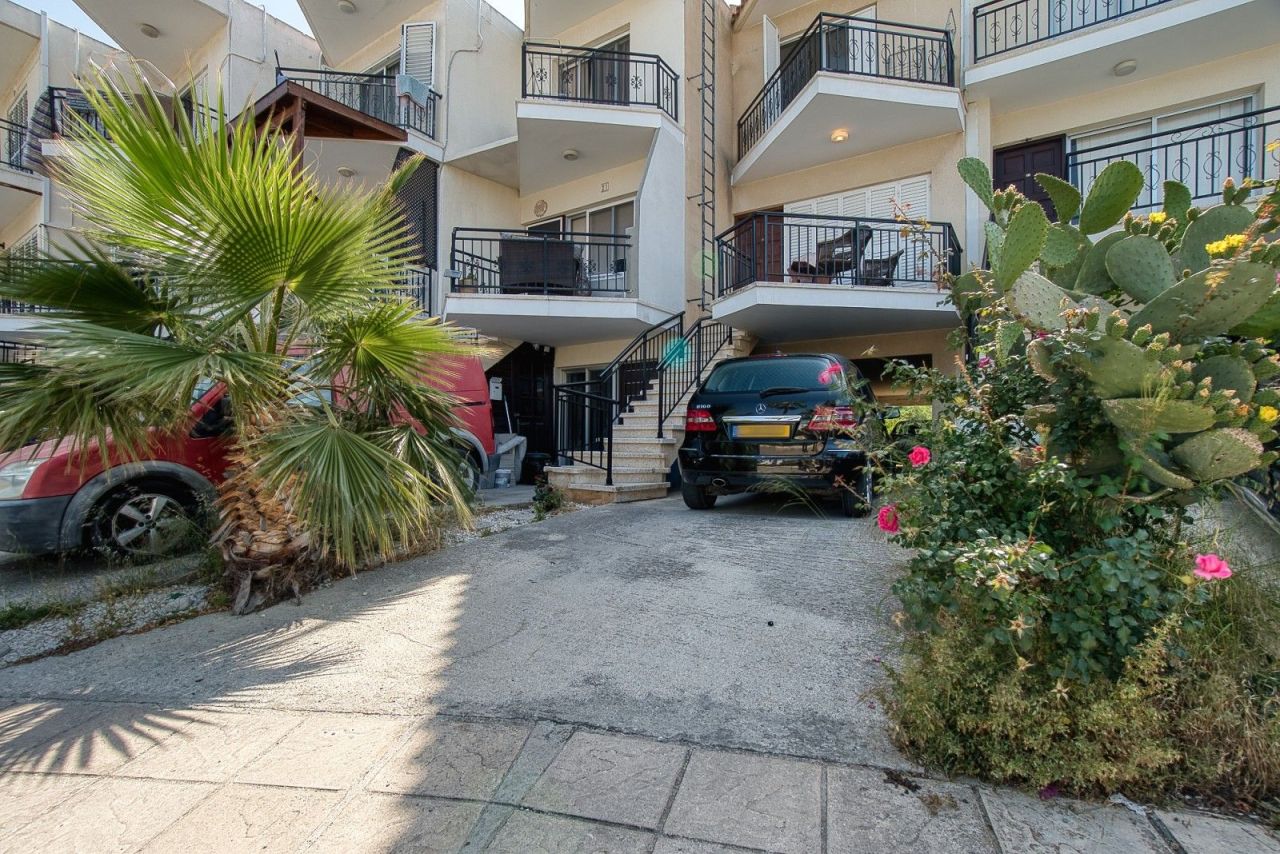 Townhouse in Paphos, Cyprus - picture 2