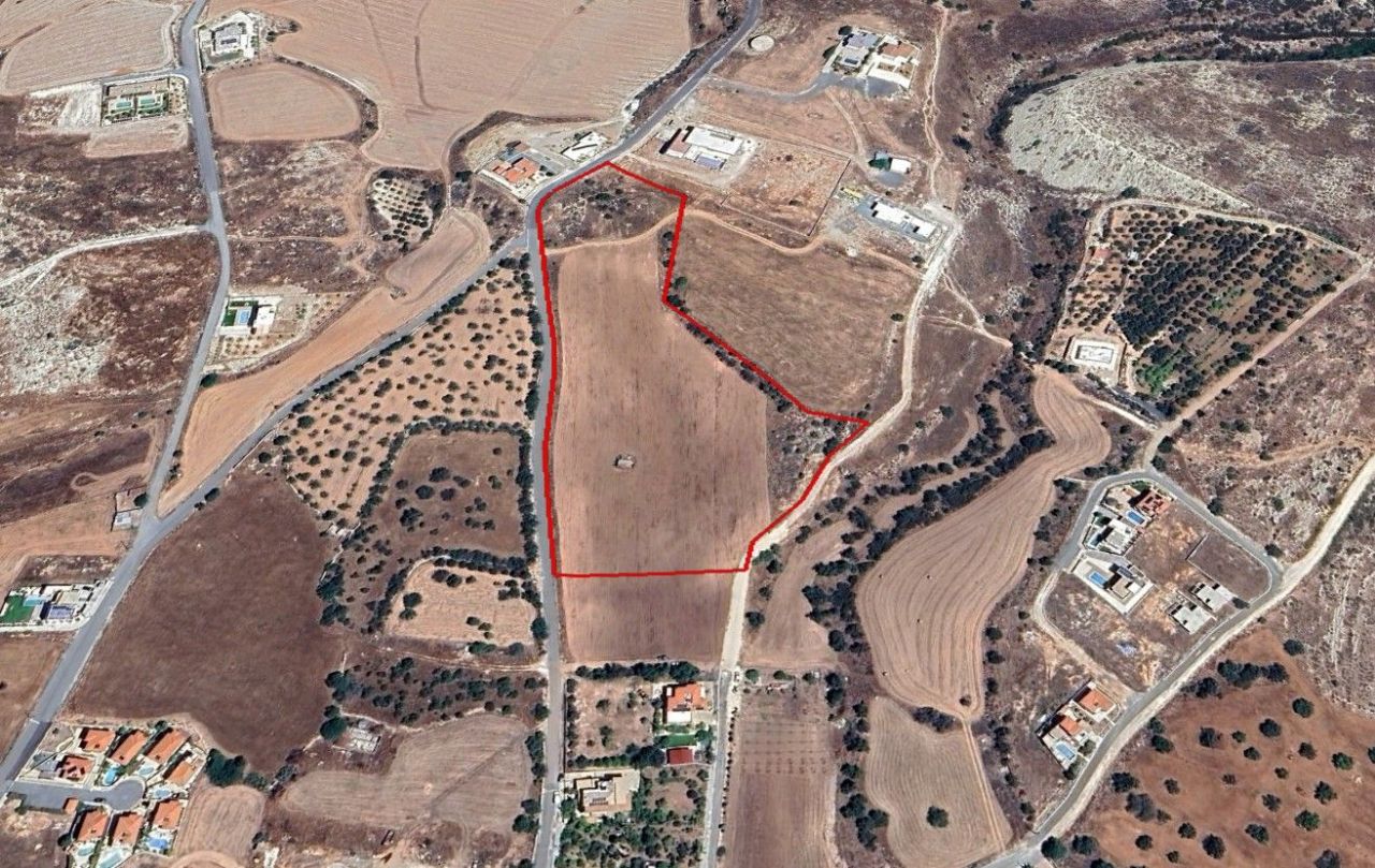 Land in Paphos, Cyprus, 23 511 m² - picture 2