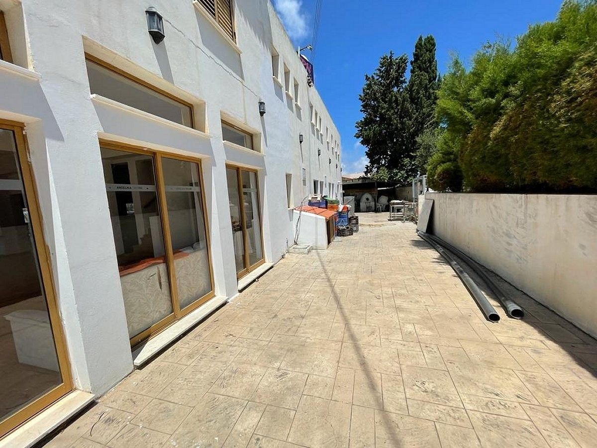 Commercial property in Paphos, Cyprus, 300 m² - picture 3