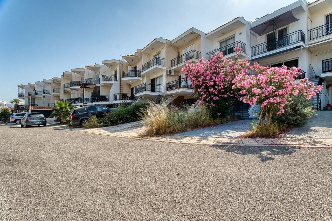 Townhouse in Paphos, Cyprus - picture 3