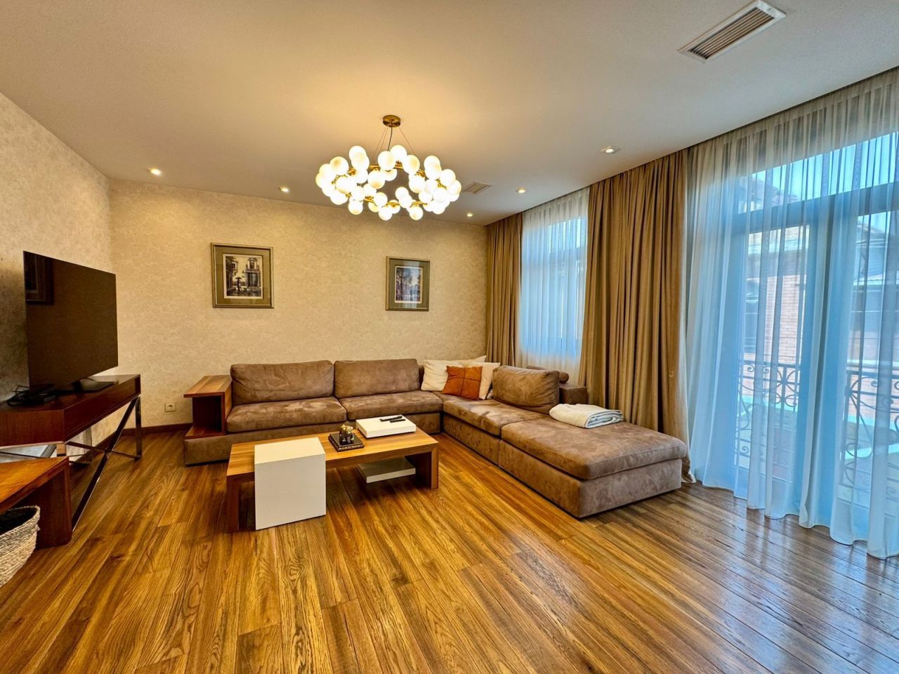 Maison à Tbilissi, Géorgie, 320 m² - image 2