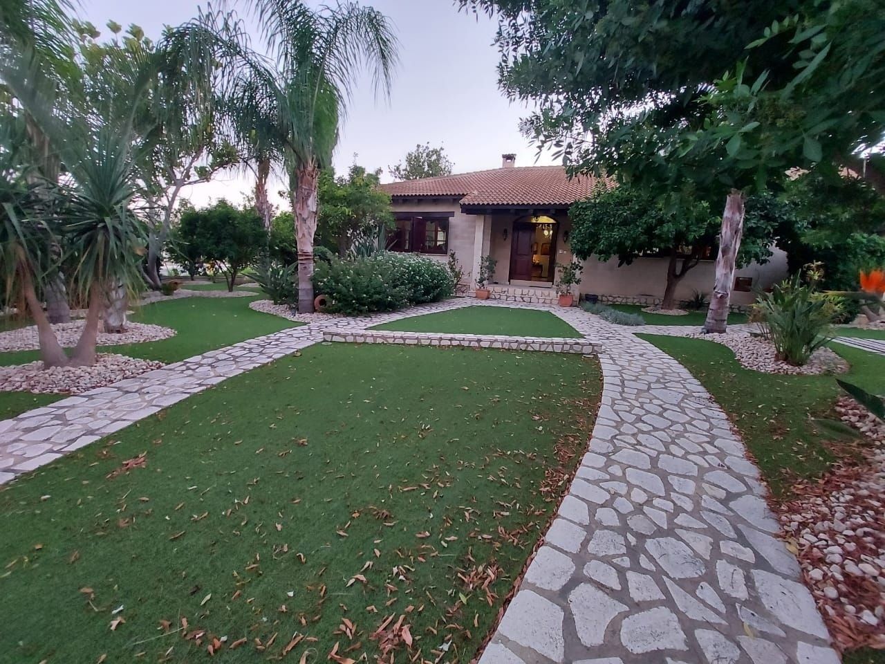 Bungalow in Larnaca, Cyprus, 380 m² - picture 8