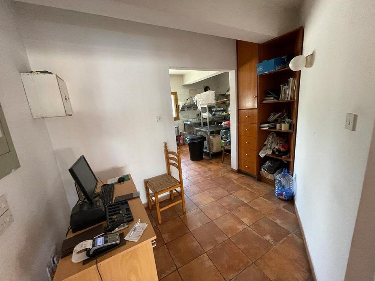 Commercial property in Paphos, Cyprus, 300 m² - picture 9