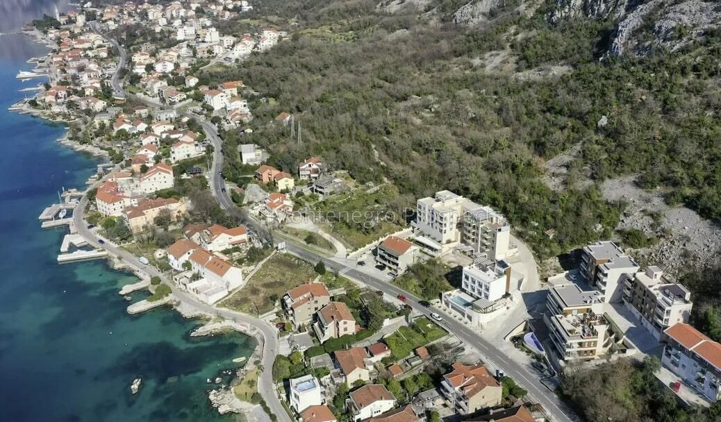 Land in Dobrota, Montenegro, 1 056 m² - picture 1