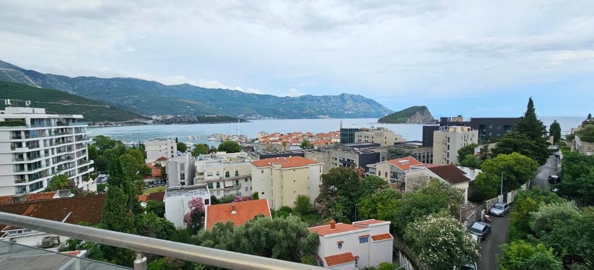 Piso en Budva, Montenegro, 100 m² - imagen 1