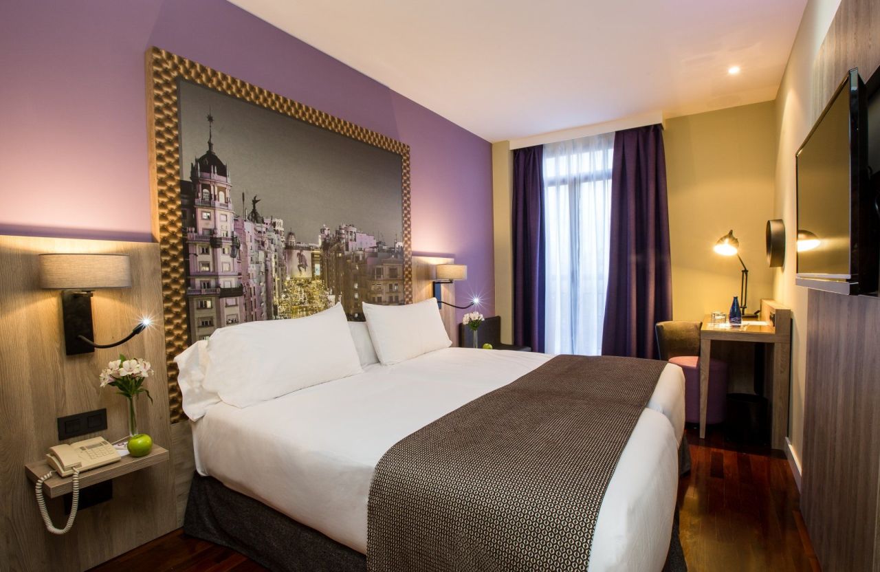 Hôtel à Madrid, Espagne, 30 000 m² - image 1