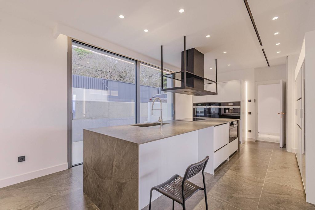 Haus in Barcelona, Spanien, 1 216 m² - Foto 16