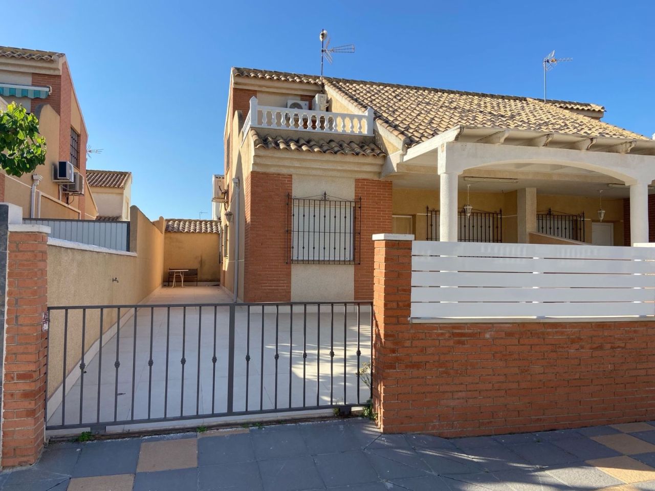 Bungalow in Pilar de la Horadada, Spain, 130 m² - picture 1