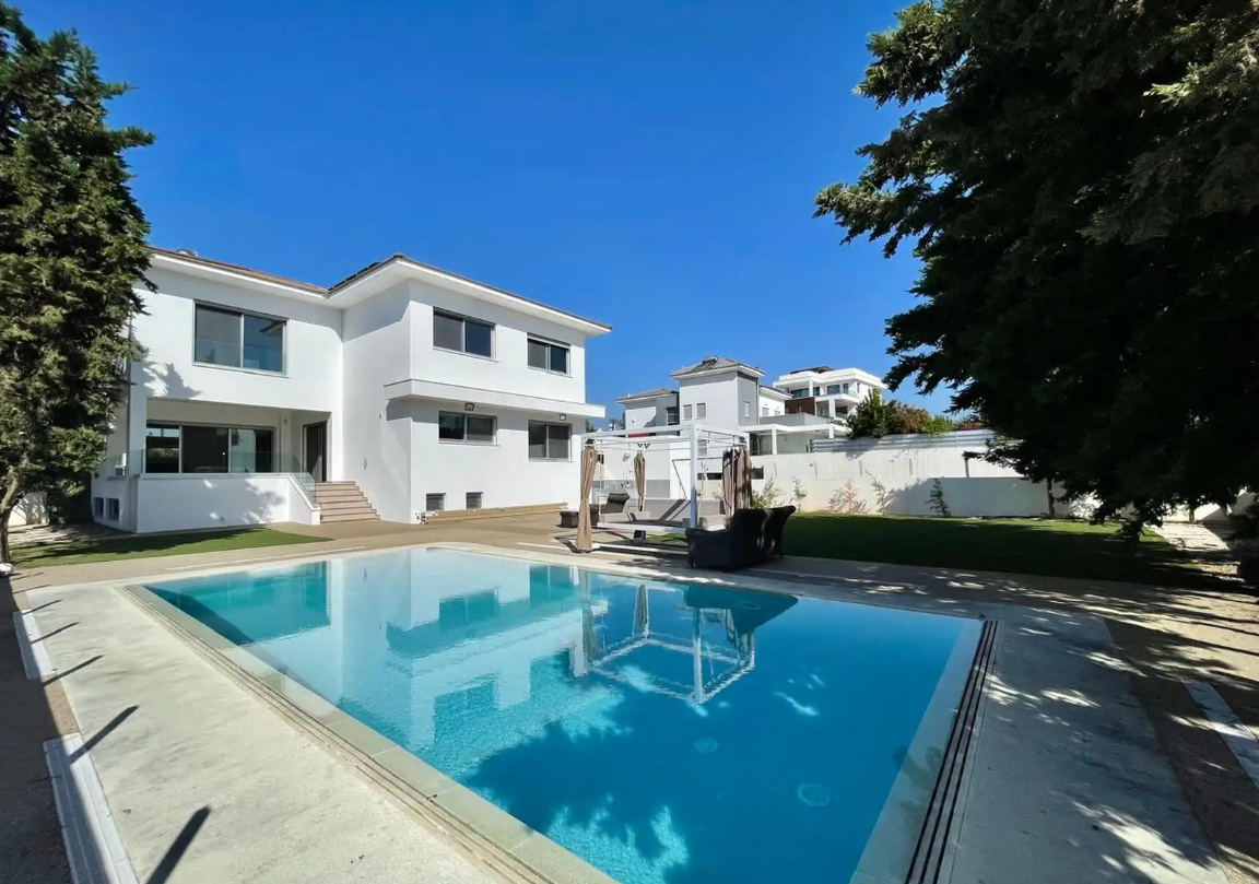 House in Germasogeia, Cyprus, 460 m² - picture 1