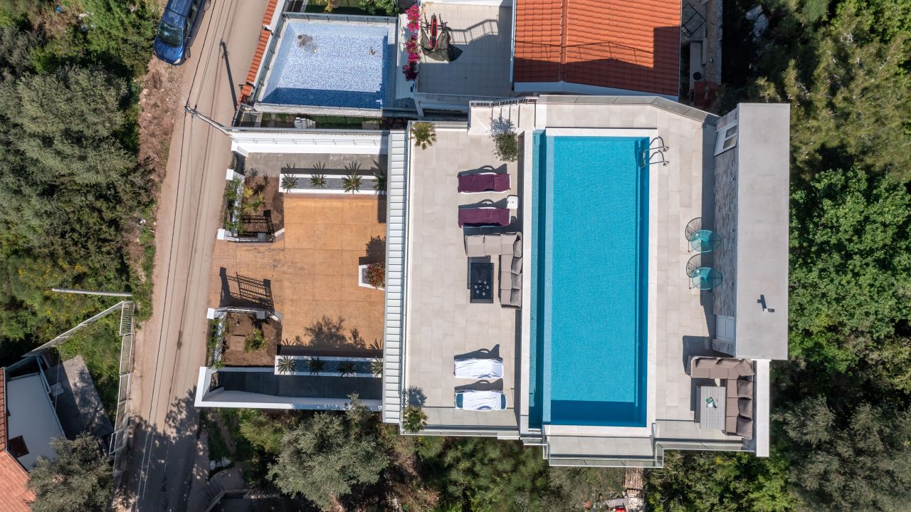 Villa in Bar, Montenegro, 560 m² - picture 1