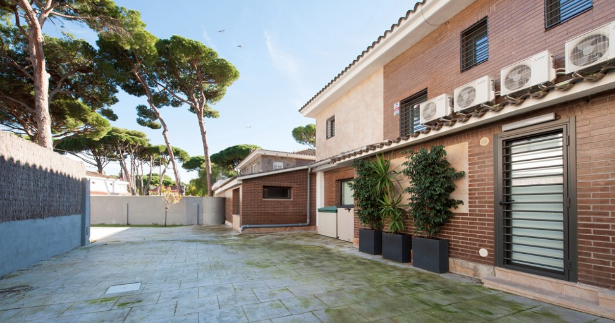 Maison à Castelldefels, Espagne, 388 m² - image 18