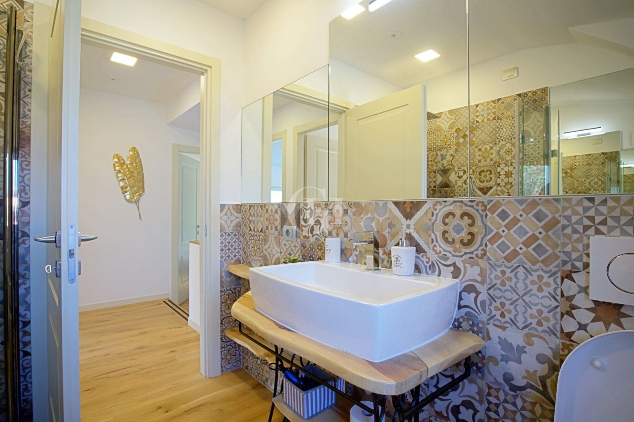 Villa on Lake Como, Italy, 260 m² - picture 12