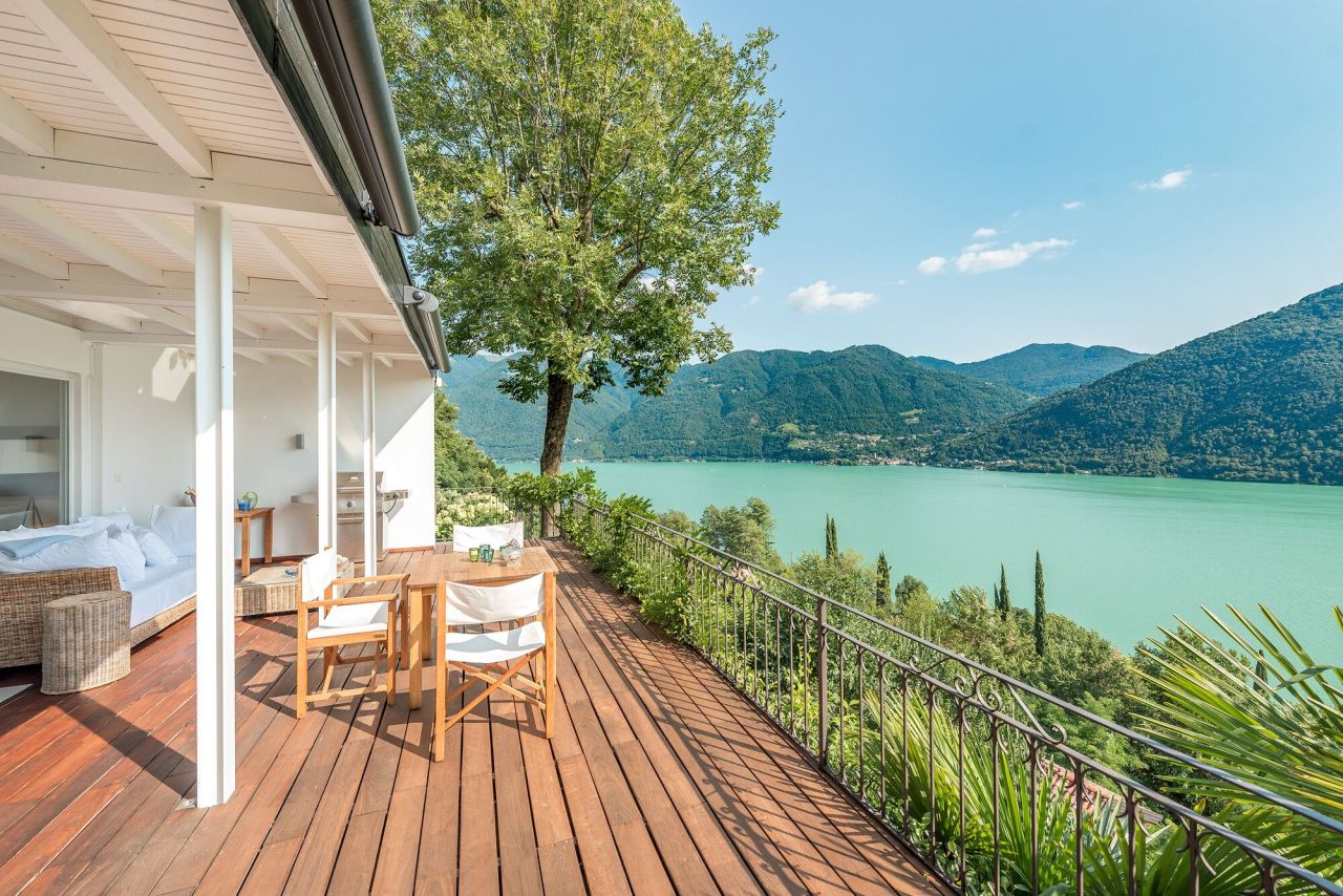 Villa in Lake Lugano, Italy, 228 m² - picture 1