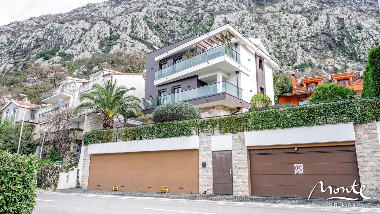 Villa à Kotor, Monténégro, 210 m² - image 1