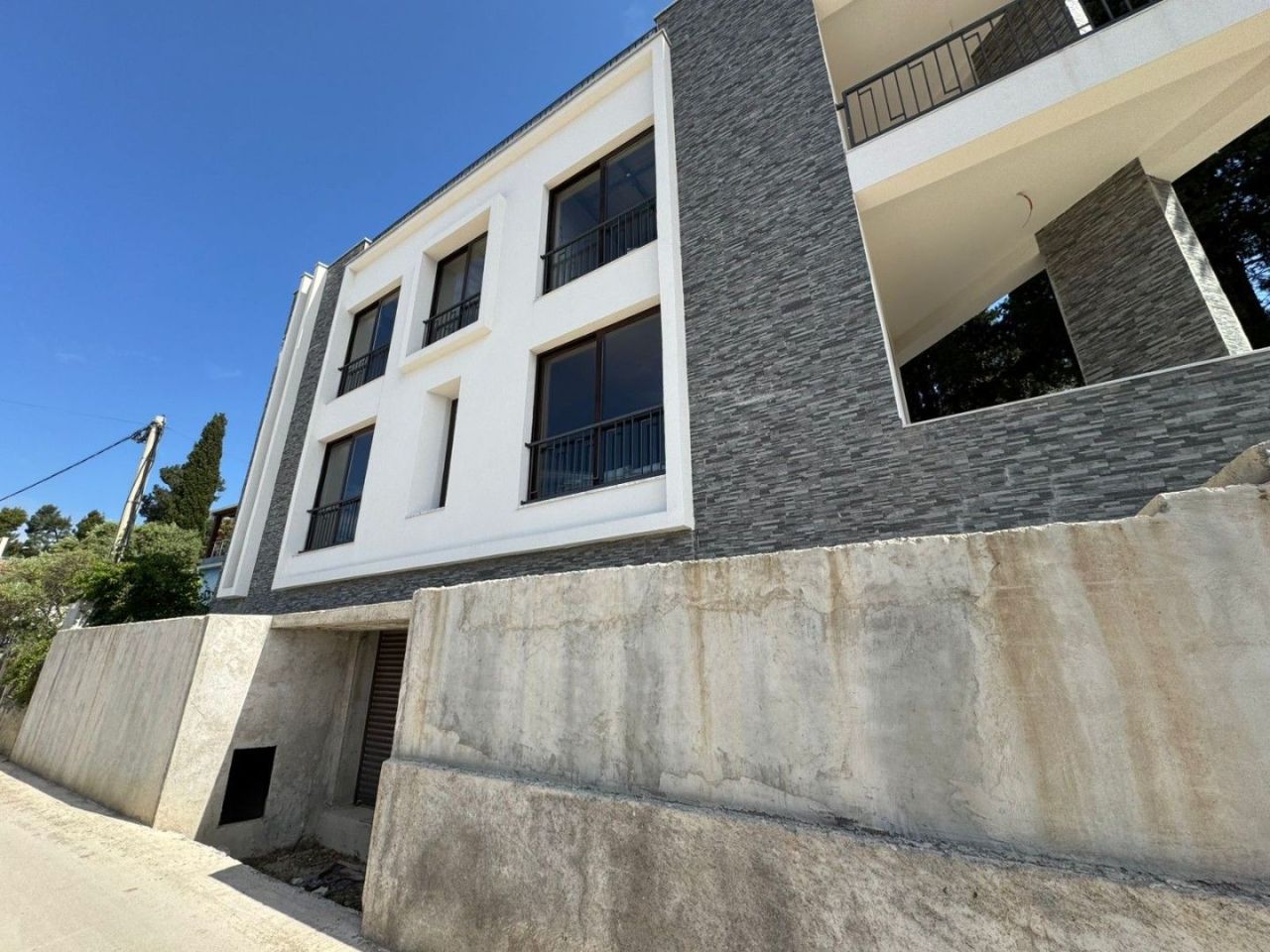 Haus in Bar, Montenegro, 338 m² - Foto 1