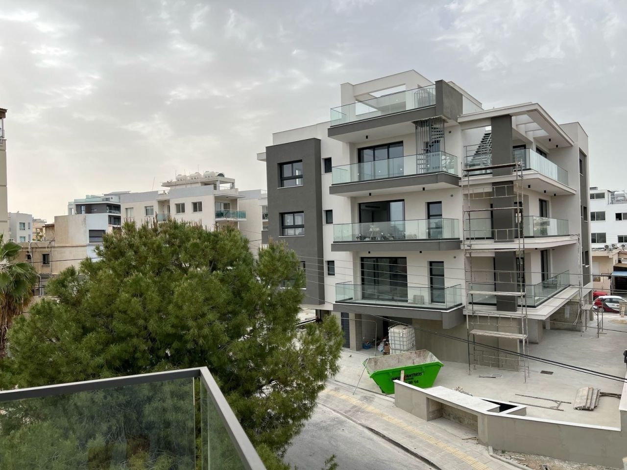 Mietshaus in Mesa Geitonia, Zypern, 877 m² - Foto 1