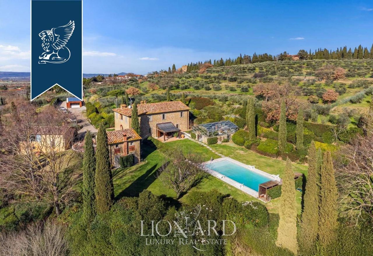 Villa à Arezzo, Italie, 1 000 m² - image 1