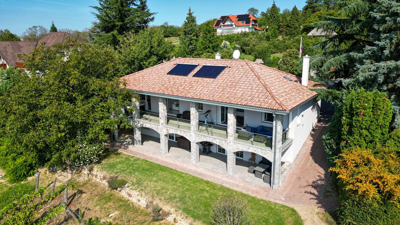 Villa in Keszthely, Hungary, 501 m² - picture 1
