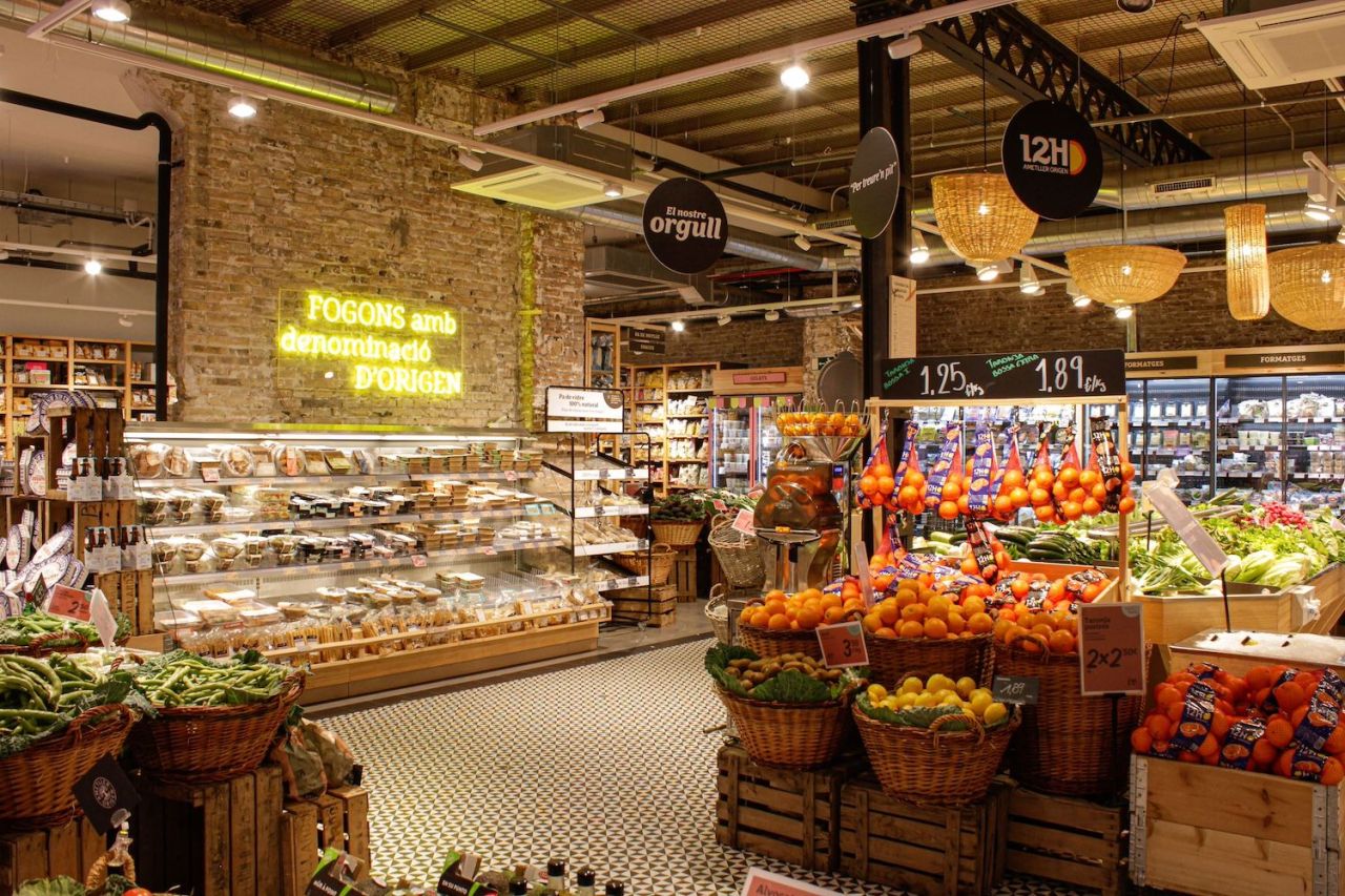 Shop in Barcelona, Spain, 340 m² - picture 1