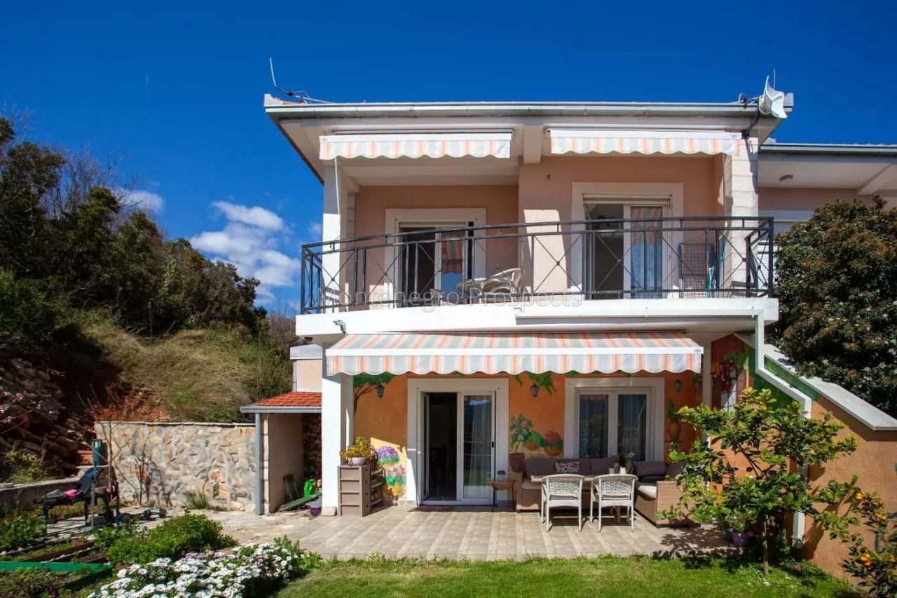 Haus in Herceg-Novi, Montenegro, 162 m² - Foto 1