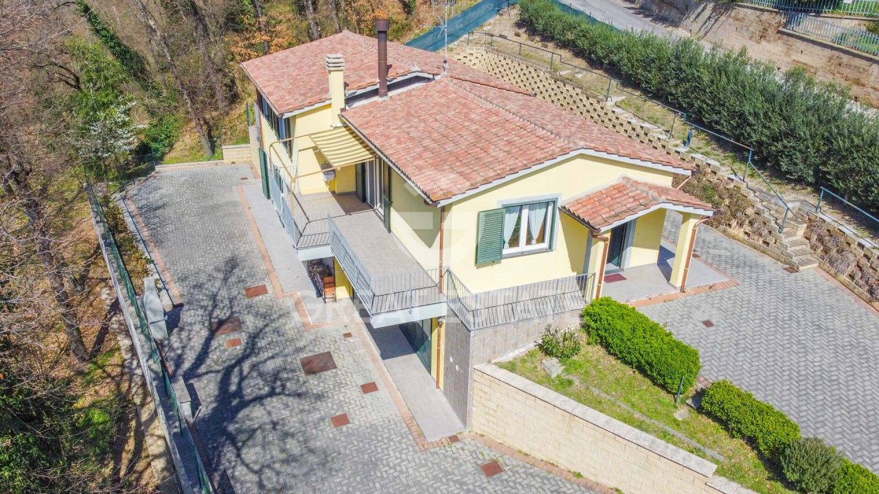 Villa in Fabro, Italien, 258 m² - Foto 1