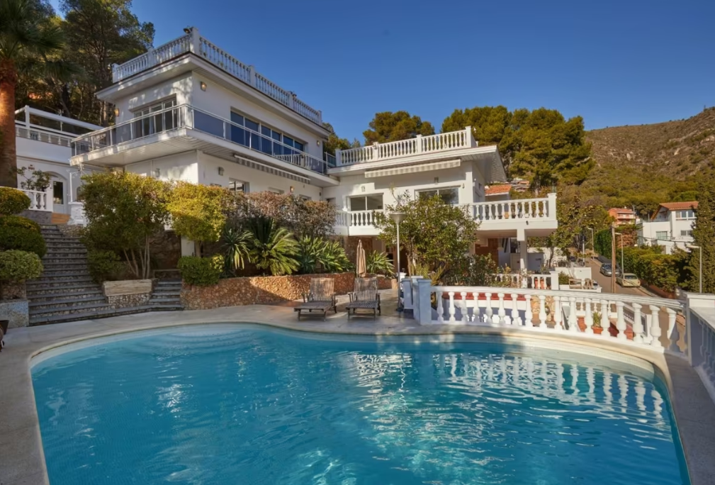 Maison à Castelldefels, Espagne, 330 m² - image 1