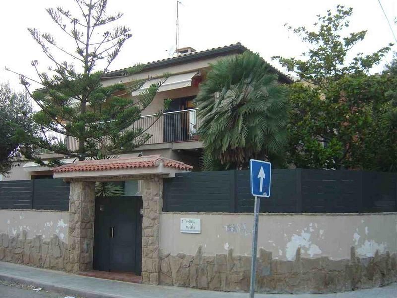 Maison à Castelldefels, Espagne, 340 m² - image 1
