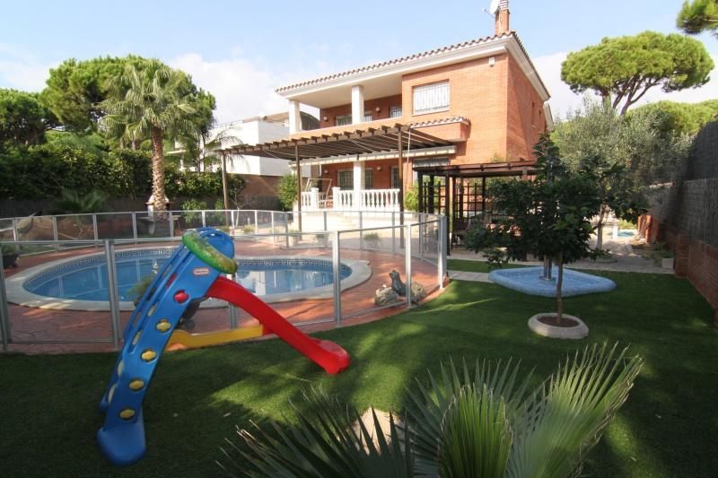 Maison à Gava Mar, Espagne, 375 m² - image 1