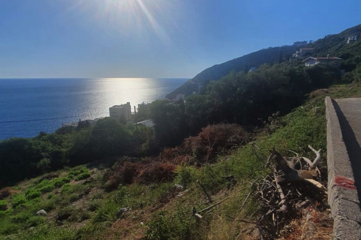 Grundstück in Dobra Voda, Montenegro, 2 600 m² - Foto 1