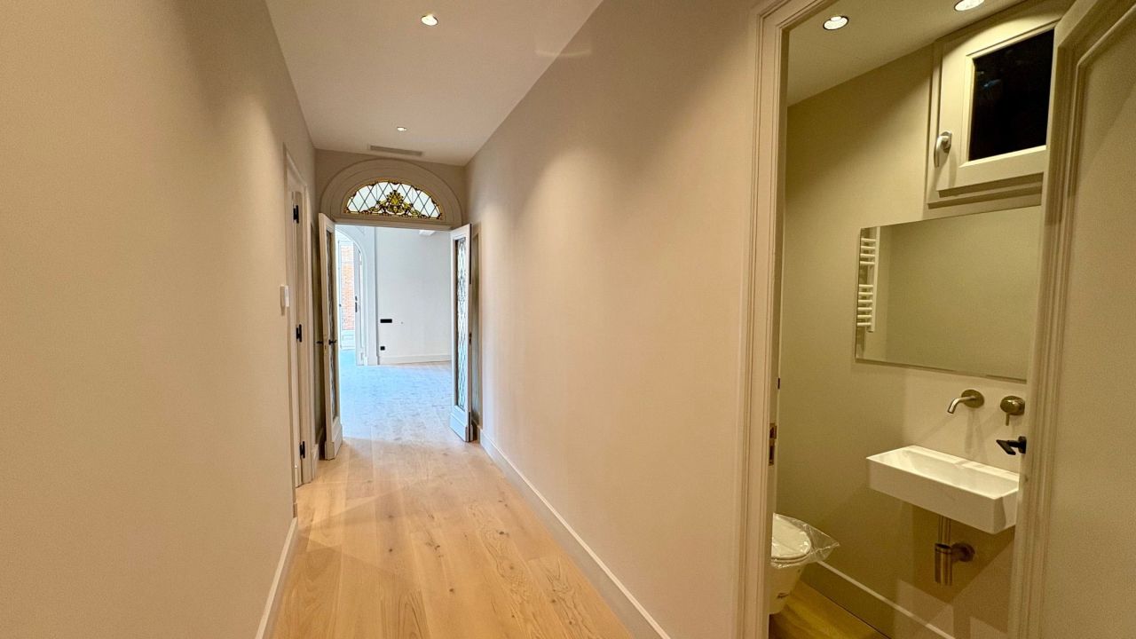 Flat in Barcelona, Spain, 252 m² - picture 10