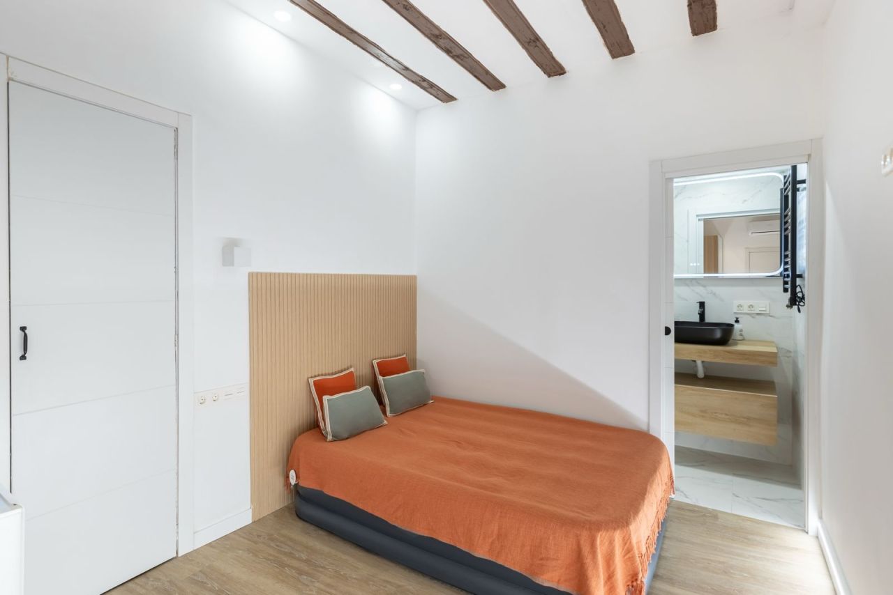 Apartment in Barcelona, Spain, 74 m² - picture 13