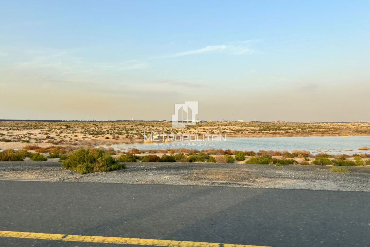 Land in Dubai, UAE, 929 m² - picture 1