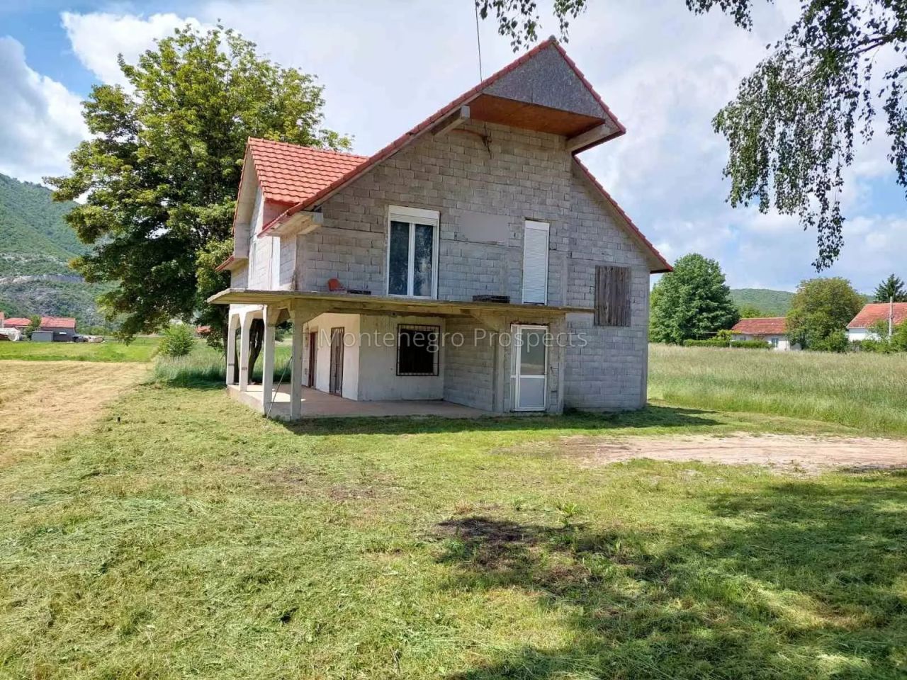 Maison à Nikšić, Monténégro, 220 m² - image 1