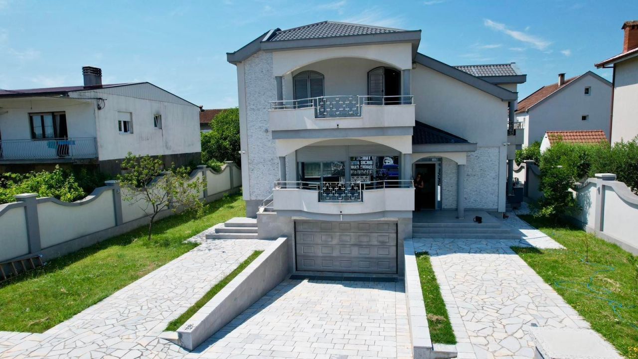 Villa à Podgorica, Monténégro, 320 m² - image 1