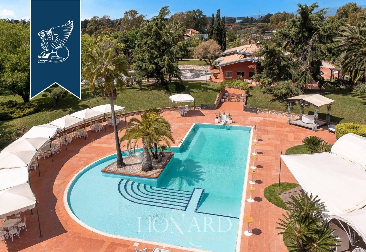 Villa in Latina, Italy, 1 000 m² - picture 2