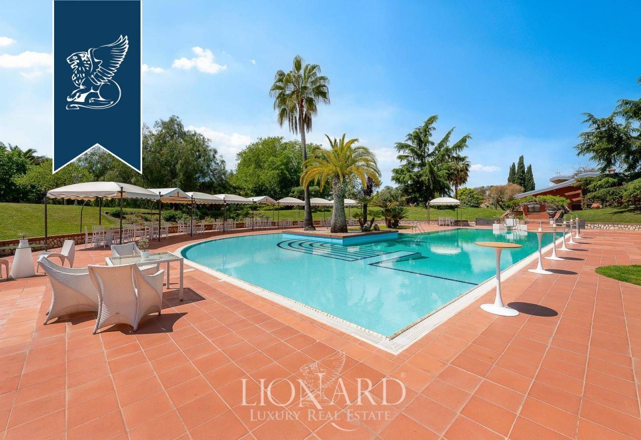 Villa in Latina, Italy, 1 000 m² - picture 4