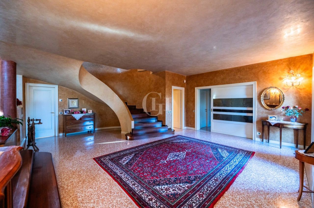Villa por Lago Iseo, Italia, 435 m² - imagen 1