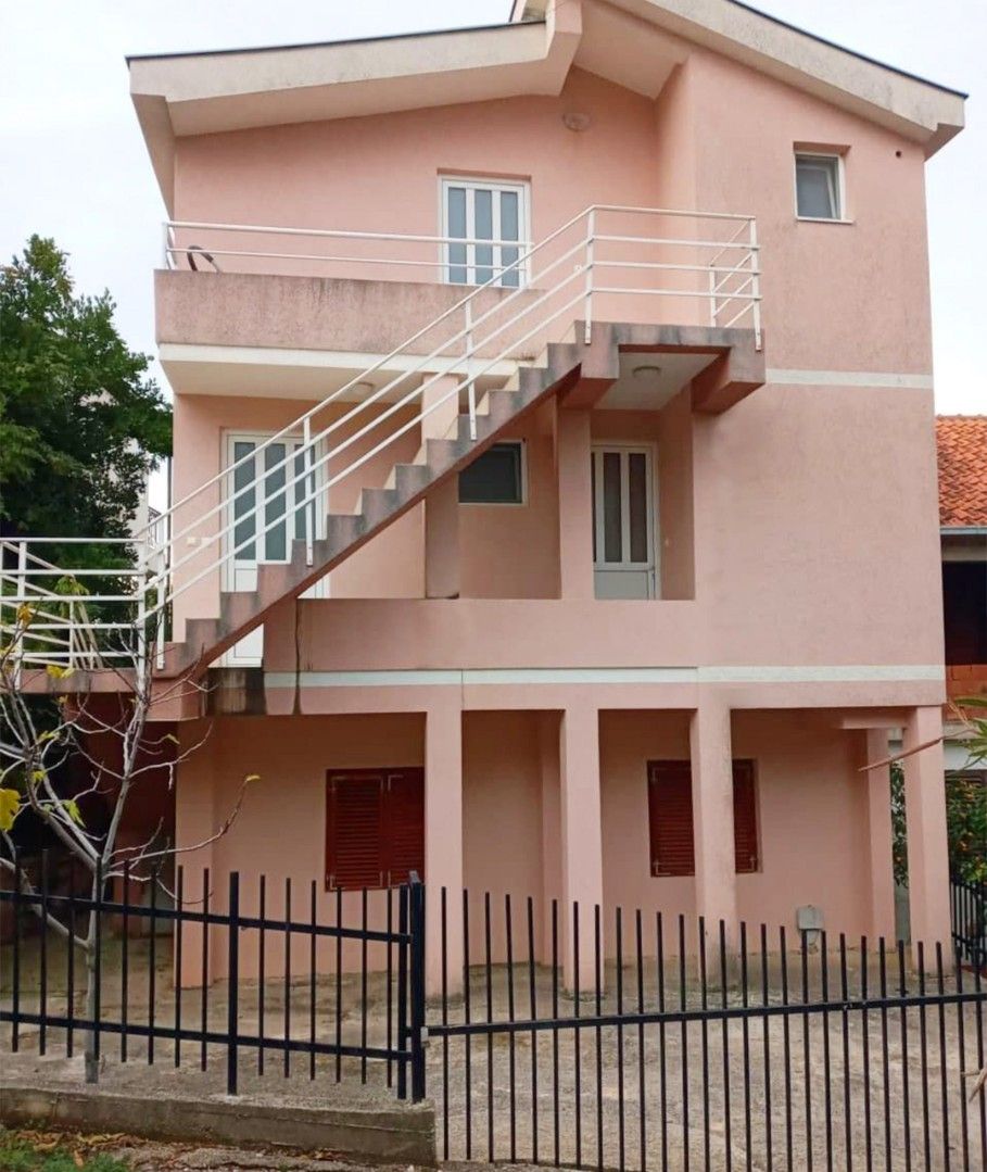 Haus in Utjeha, Montenegro, 150 m² - Foto 1