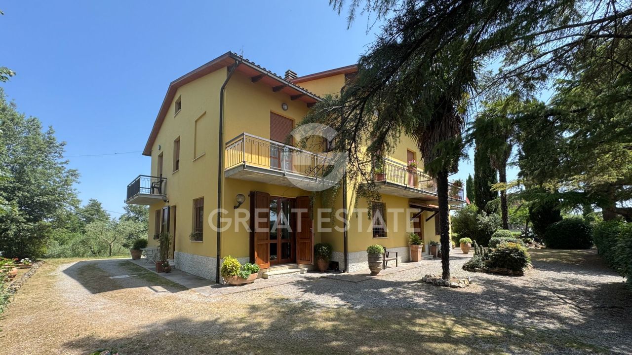Villa en Chiusi, Italia, 418.95 m² - imagen 1