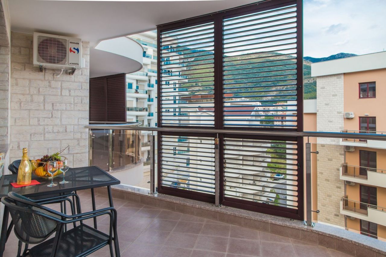 Flat in Becici, Montenegro, 70 m² - picture 1