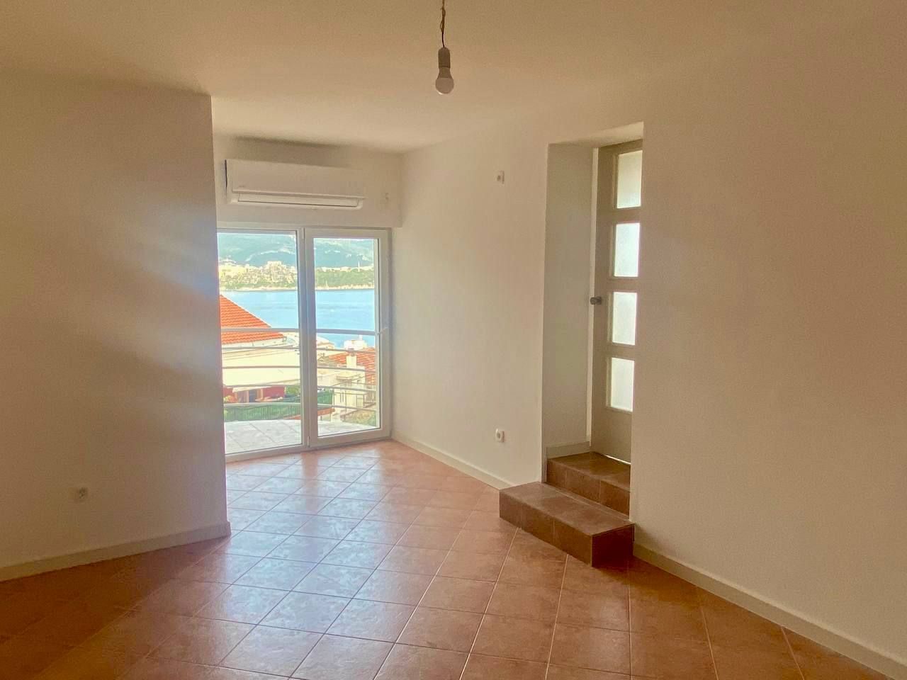 Piso en Budva, Montenegro, 82 m² - imagen 1