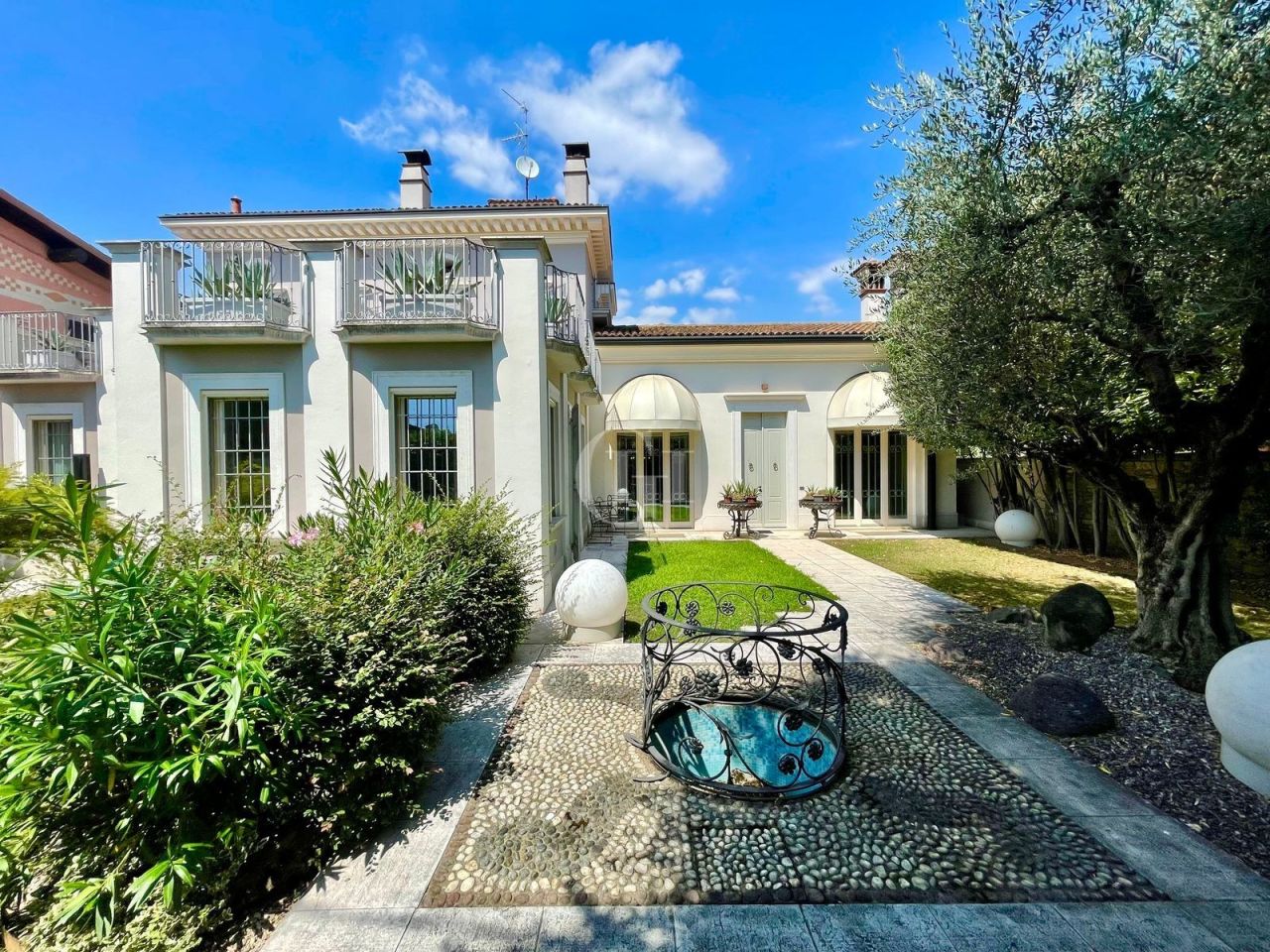 Villa par le Lac d'Iseo, Italie, 728 m² - image 1